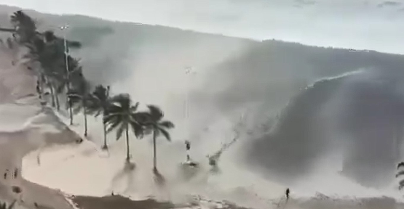 Hawaii Tsunami Video and Japan With Russia Issues Warnings
